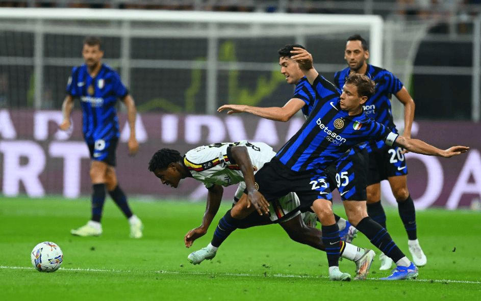 镜报：巴尔韦德不满阿隆索执教风格或考虑离队，曼联对其有意（镜报：巴尔韦德不满阿隆索执教理念或寻求离队，曼联有意引进）