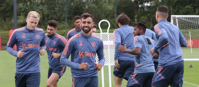 荣耀时刻！CBA新赛季揭幕战赛前，广厦领取上赛季总冠军戒指（开幕夜高光！CBA新季揭幕战前，广厦获颁上赛季总冠军戒指）