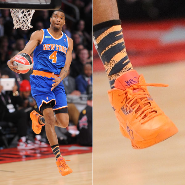 江苏节日！苏超决赛赛前南通队球迷场外集结为球队助威（江苏沸腾！苏超决赛前南通球迷场外集结为球队呐喊助威）